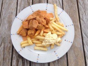 Bord met friet en mayonaise